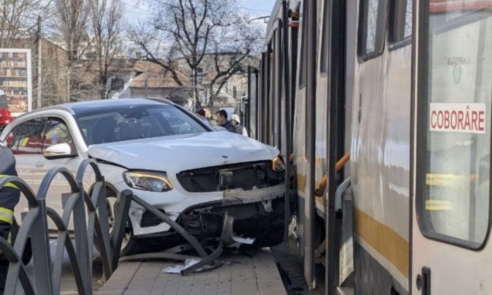Mașină scăpată de sub control: Mai mulți oameni loviți în stație