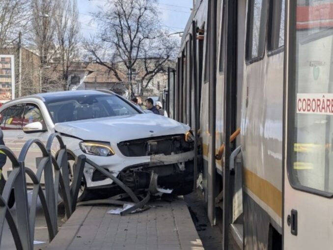 Mașină scăpată de sub control: Mai mulți oameni loviți în stație
