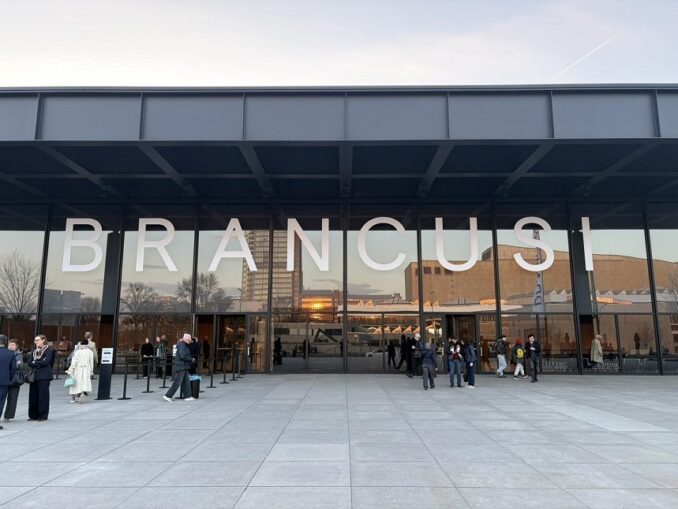 Berlinul găzduiește cea mai cuprinzătoare expoziție Brâncuși din toate timpurile