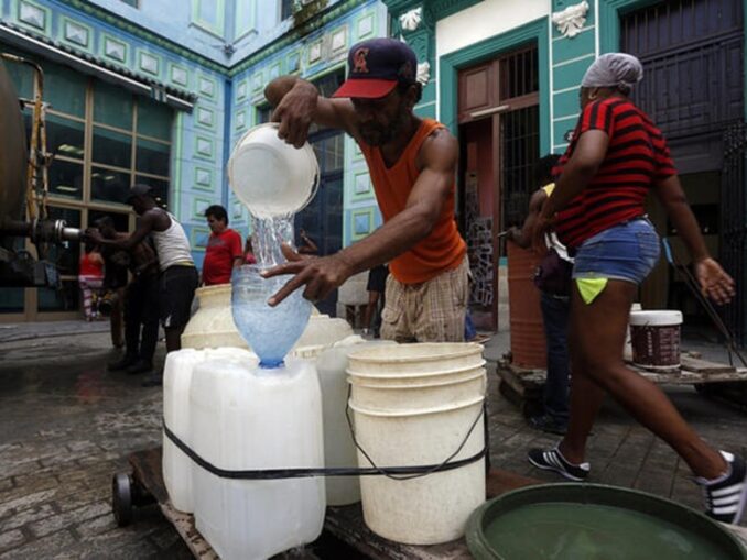 Locuitorii din Havana stau la coadă pentru apă