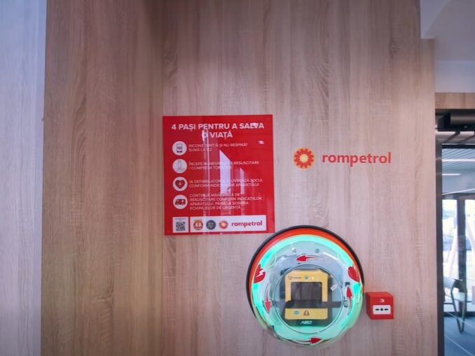 Bărbat aflat în stop cardio-respirator într-o benzinărie, salvat cu ajutorul defibrilatorului instalat VIDEO