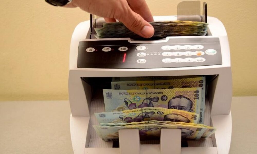 Dobânzile la bancă, tăiate oficial de la 1 aprilie. Cât câștigi la un credit de 250.000 lei pe 30 de ani
