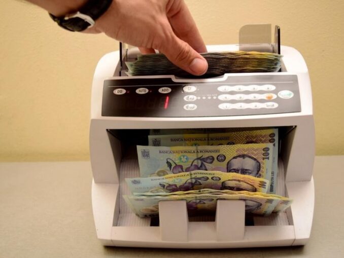 Dobânzile la bancă, tăiate oficial de la 1 aprilie. Cât câștigi la un credit de 250.000 lei pe 30 de ani