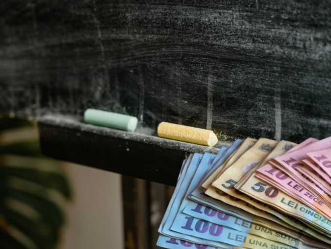 Românii cer educația financiară în școli SONDAJ