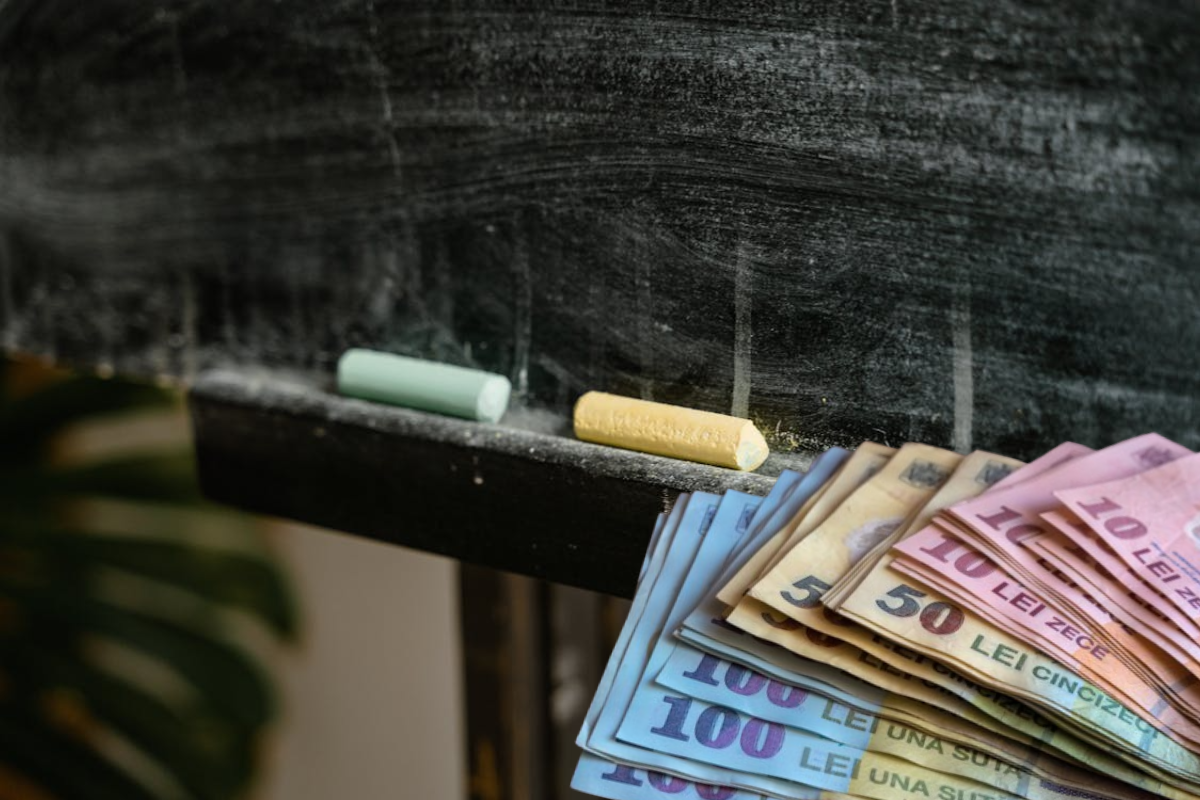 Românii cer educația financiară în școli SONDAJ