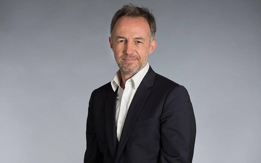 Noul primar al Parisului: rădăcini comuniste, abuz sexual, acuzații de trădare și tur cu bicicleta după victorie