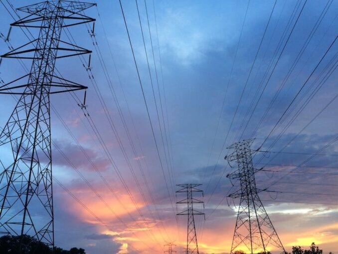 România vinde bulgarilor energie ieftină, la prânz, și o importă seara de șapte ori mai scumpă