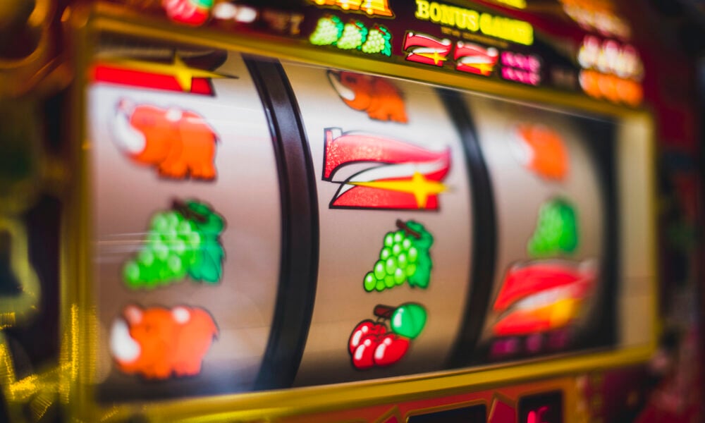 România, pe contrasens. UE luptă cu piața neagră de gambling, inclusiv făcând scut în jurul operatorilor legali, România îi închide și mută la negru miliarde