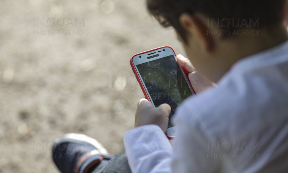 Părinți la capătul puterilor. ”Dacă iau copilului telefonul înnebuneşte”