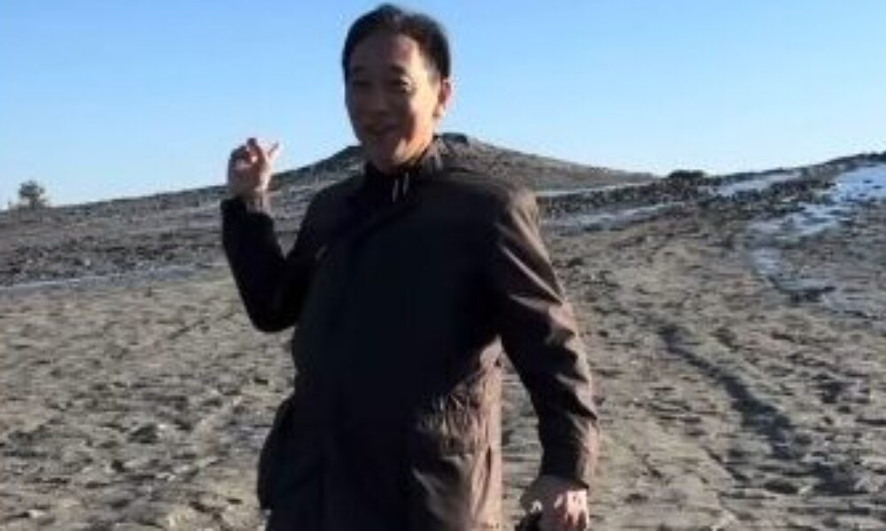 Turist în Buzău: Ambasadorul Japoniei laudă Vulcanii Noroioși și cârnații de Pleșcoi