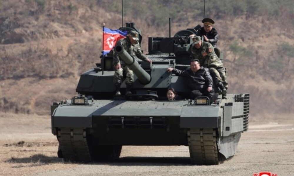 Kim Jong Un și fiica sa, fotografiați pe un tanc