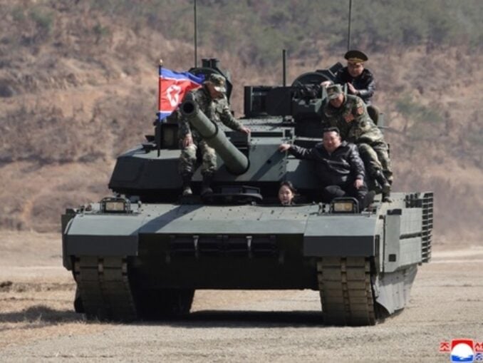 Kim Jong Un și fiica sa, fotografiați pe un tanc