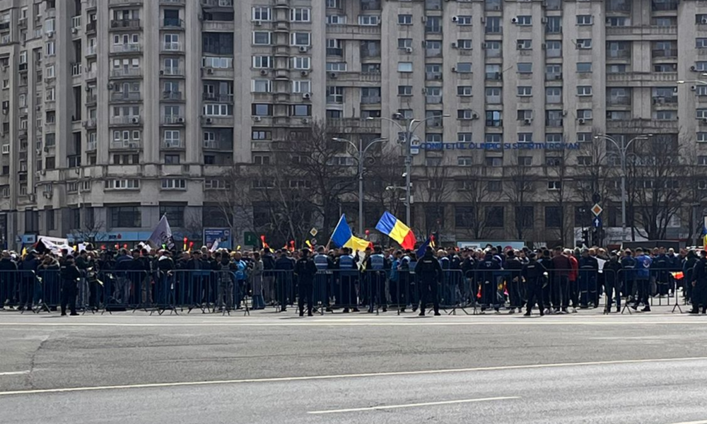 Protest masiv al minerilor şi energeticienilor de la CE Oltenia în faţa Guvernului