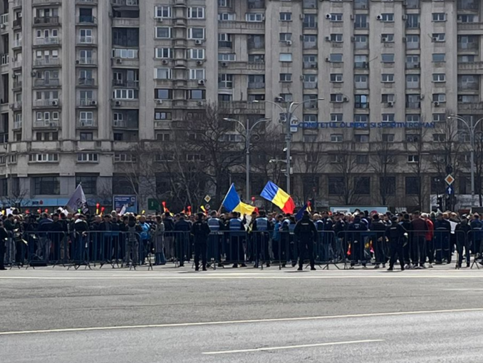 Protest masiv al minerilor şi energeticienilor de la CE Oltenia în faţa Guvernului