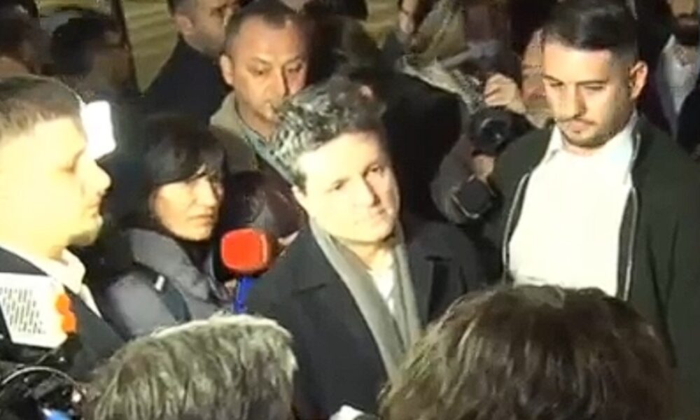 Nicușor Dan a ieșit să discute cu protestatarii strânși la Cotroceni. Ce a promis pe Justiție