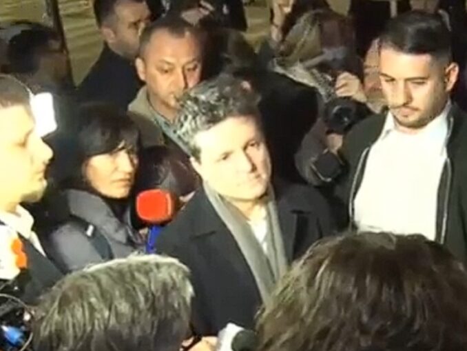 Nicușor Dan a ieșit să discute cu protestatarii strânși la Cotroceni. Ce a promis pe Justiție