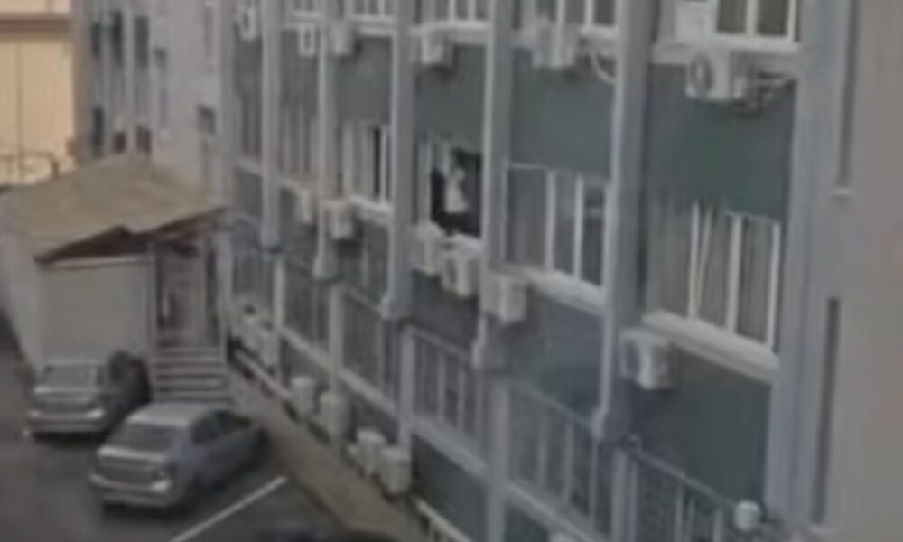 Polițistă filmată în timp ce spăla geamurile sediului IPJ Vâlcea, fără echipament de protecție VIDEO