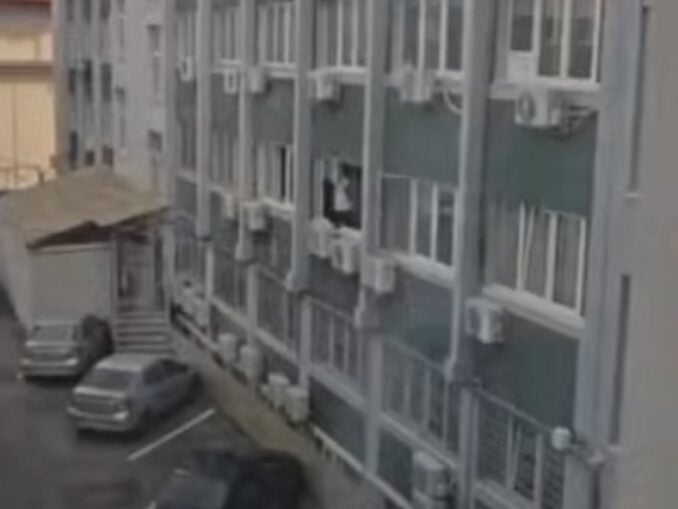 Polițistă filmată în timp ce spăla geamurile sediului IPJ Vâlcea, fără echipament de protecție VIDEO