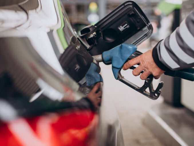 Benzina continuă să se scumpească. În unele stații a devenit mai scumpă decât motorina