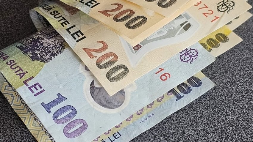 Profesorii primesc anul acesta o primă de 1.500 lei. Pe ce pot să cheltuiască banii