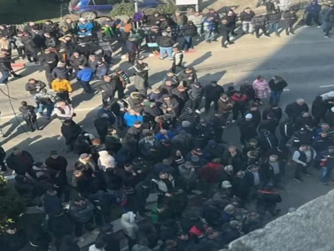 A doua zi de proteste în faţa sediului Complexului Energetic Oltenia