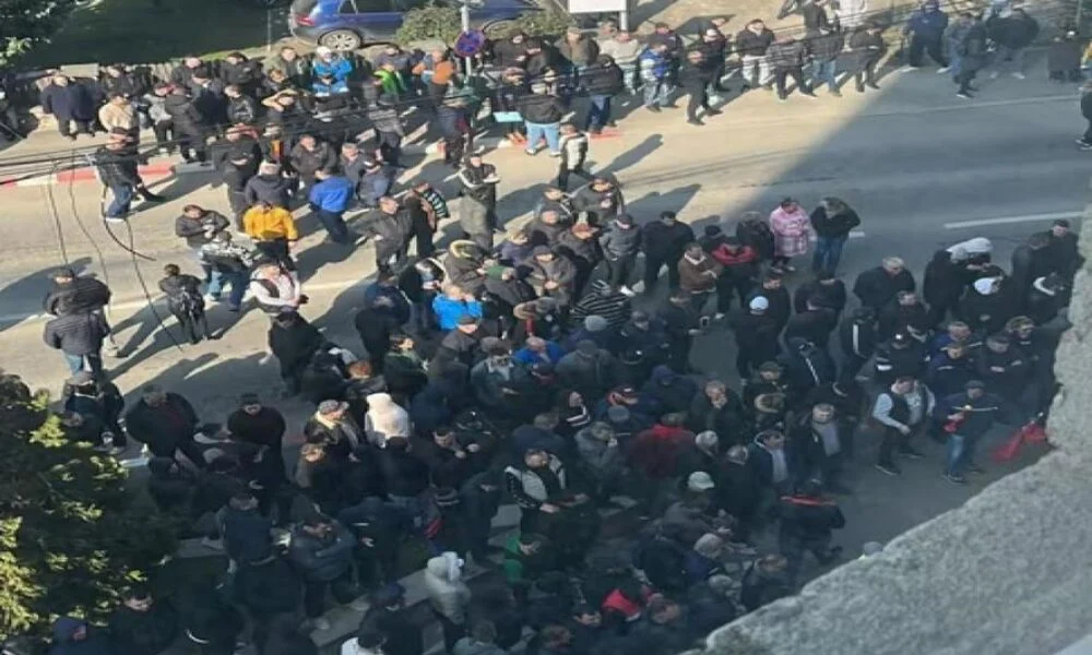 A doua zi de proteste în faţa sediului Complexului Energetic Oltenia