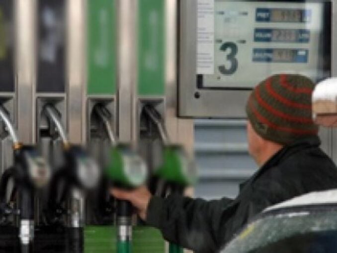 Nu se mai oprește. Prețul petrolului urcă și joi. Toți ochii, ațintiți pe carburant