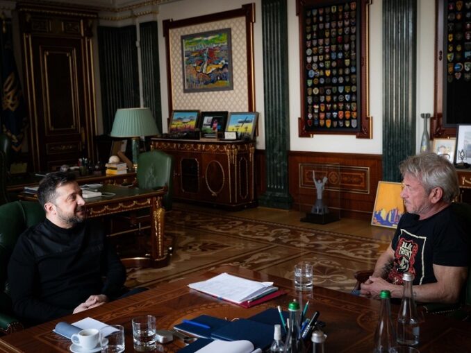 Sean Penn a primit în Ucraina o statuetă Oscar din metalul unui vagon bombardat VIDEO