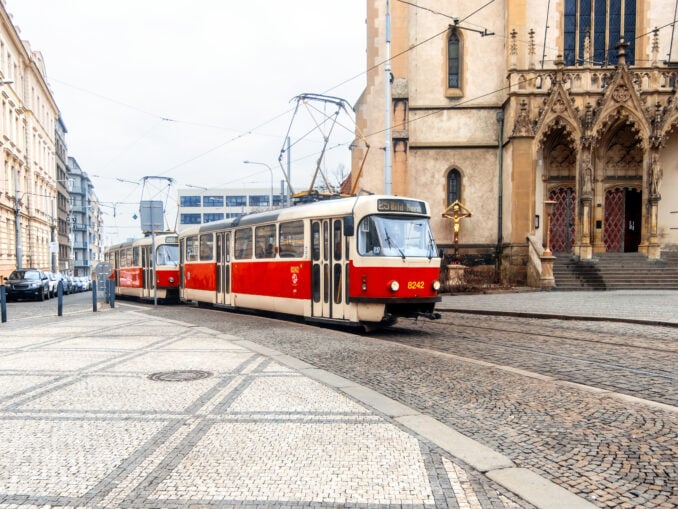 Priviri strecurate printre paginile cărţilor (II): Cum îşi creşte Praga cota turistică