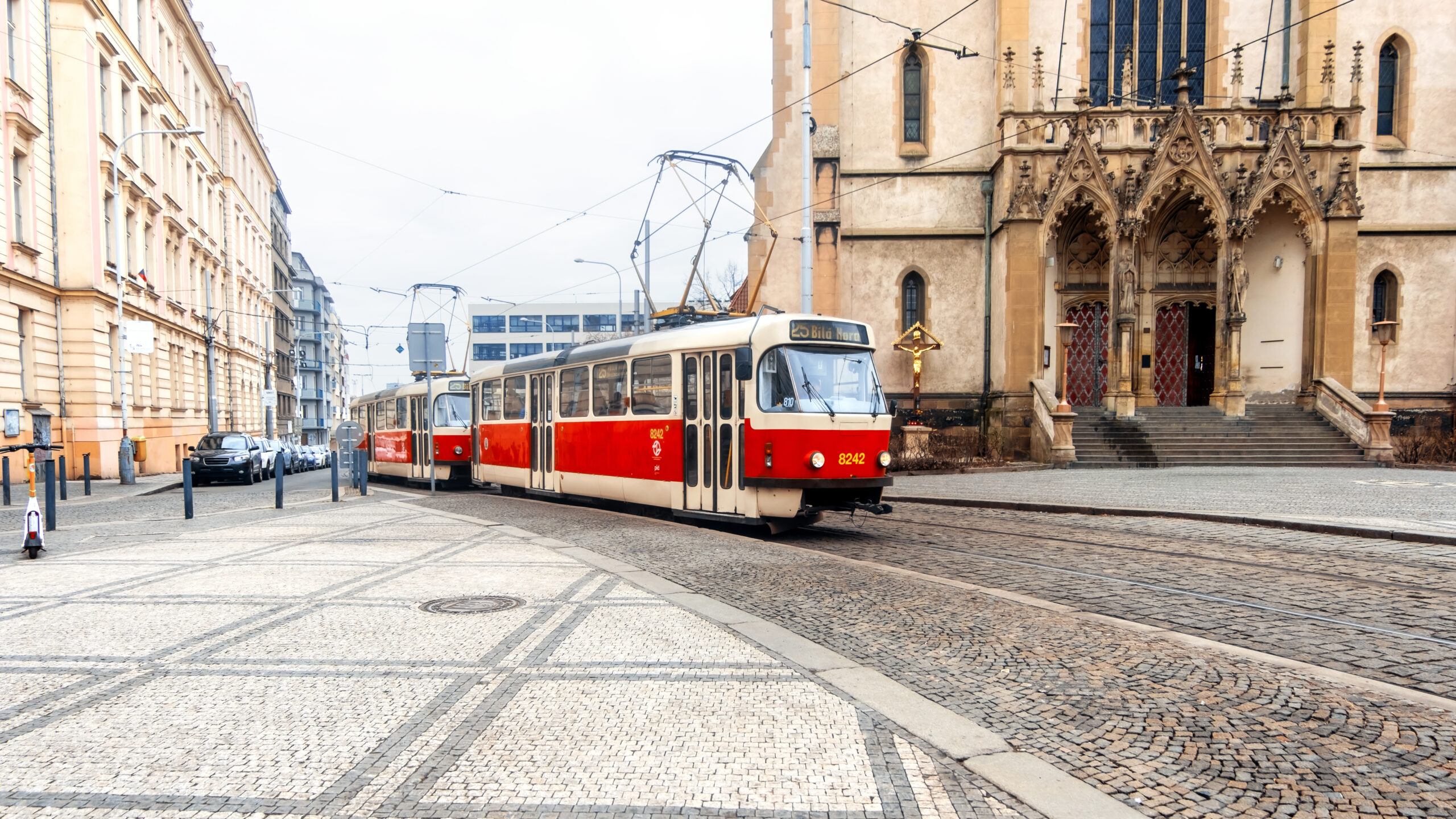 Priviri strecurate printre paginile cărţilor (II): Cum îşi creşte Praga cota turistică