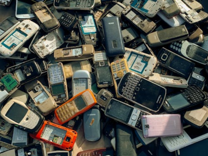 Sertarul nostalgiei. 86% dintre români păstrează telefoane mobile vechi