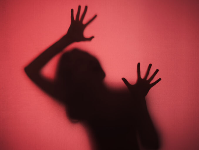 Cercetată de șefi pentru trecutul scandalos. De la videochat, în secția de poliție