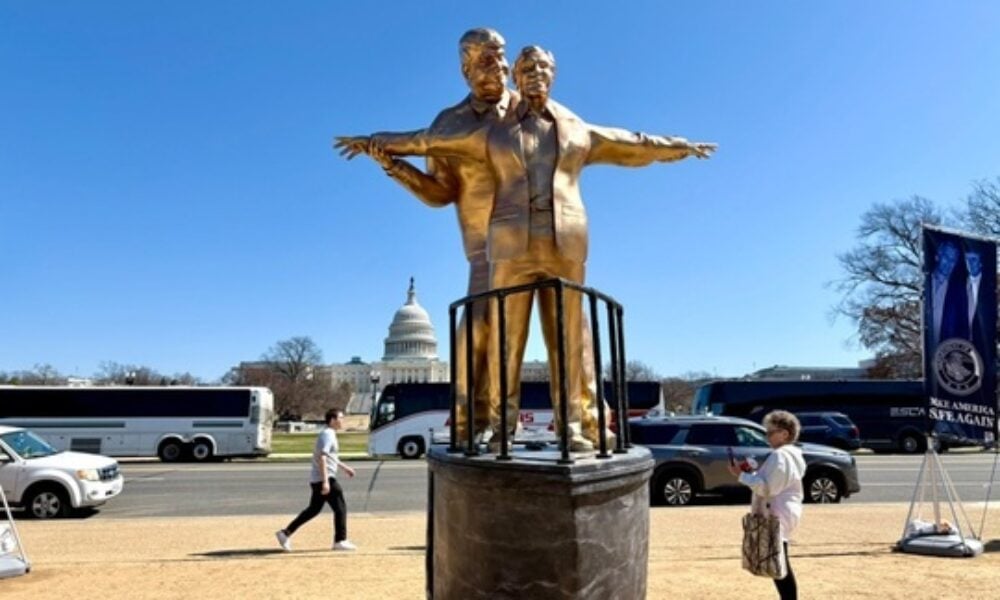 Trump și Epstein, transformați în cuplul din Titanic într-o statuie satirică expusă la Capitoliu VIDEO