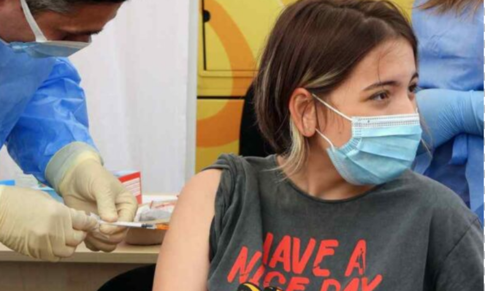 Un nou vaccin împotriva gripei și COVID-19 ajunge în Europa