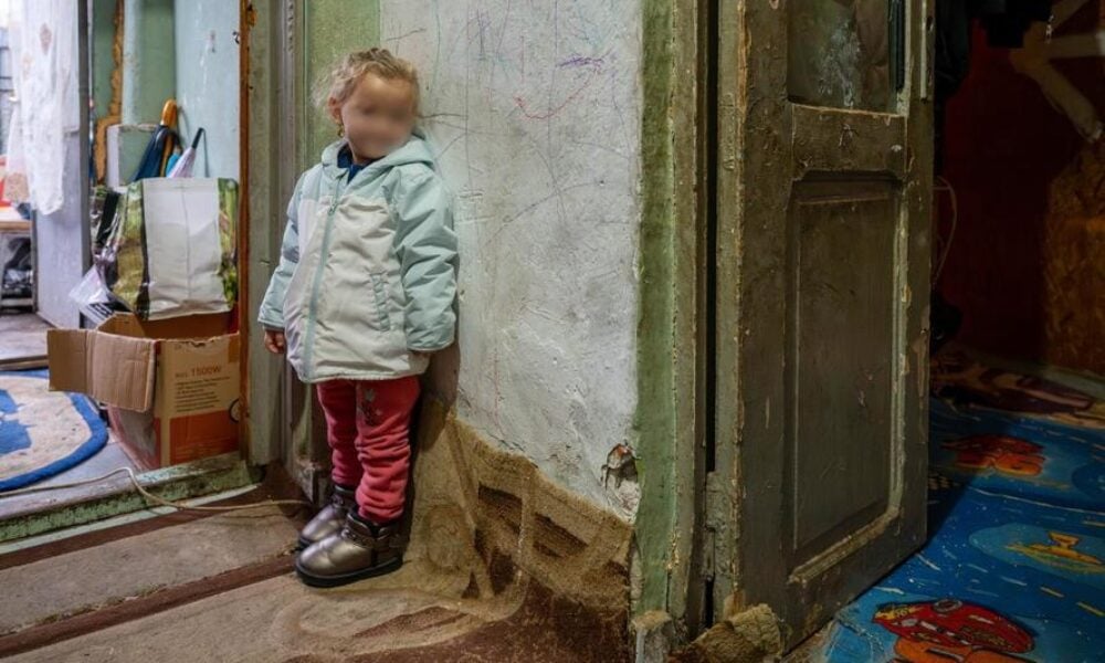 Alarmant: Sărăcia în rândul copiilor români, de două ori mai mare decât media UE