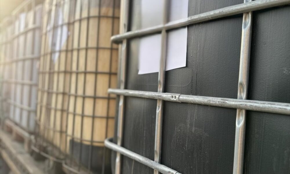 Percheziții în Ploiești: Firme de deșeuri suspectate de poluarea unui râu