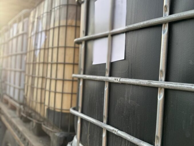 Percheziții în Ploiești: Firme de deșeuri suspectate de poluarea unui râu