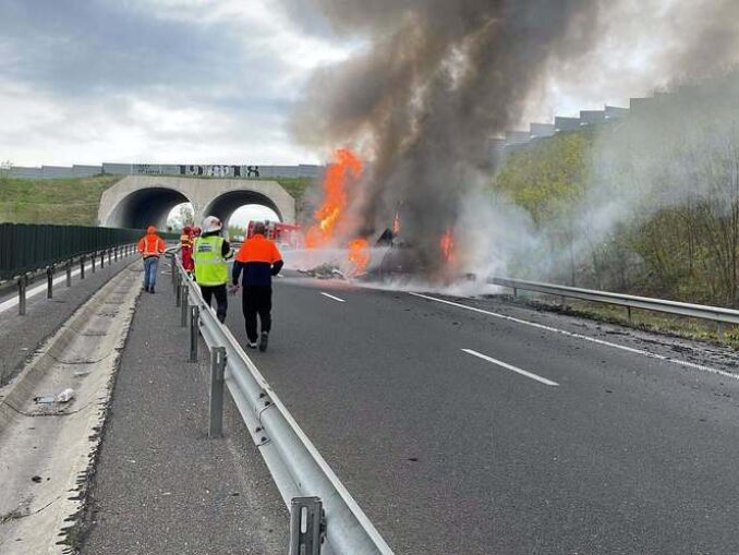Un camion care transportă fructe a luat foc pe autostradă, în judeţul Hunedoara VIDEO