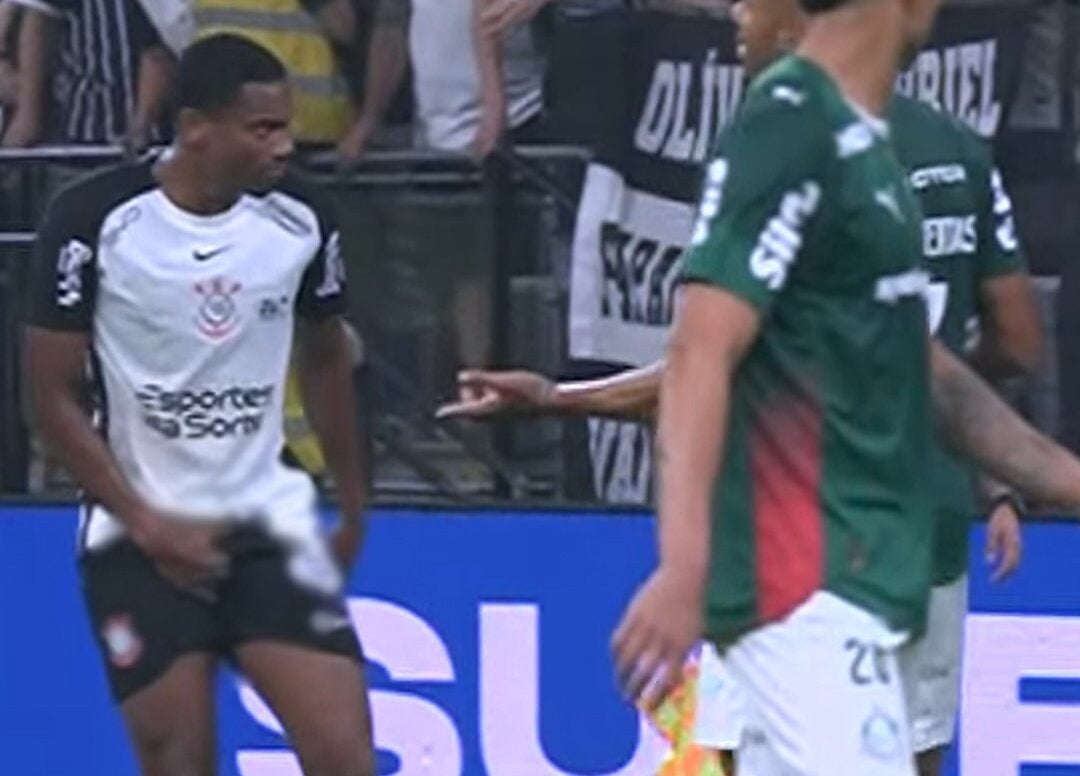 Eliminat de VAR, fiindcă și-a atins organele genitale – VIDEO