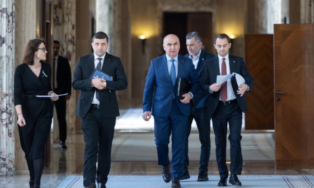 Bolojan împinge în Guvern supraimpozitarea pensiilor speciale de la stat ale angajaților. Fără PSD și pe ultima sută de metri