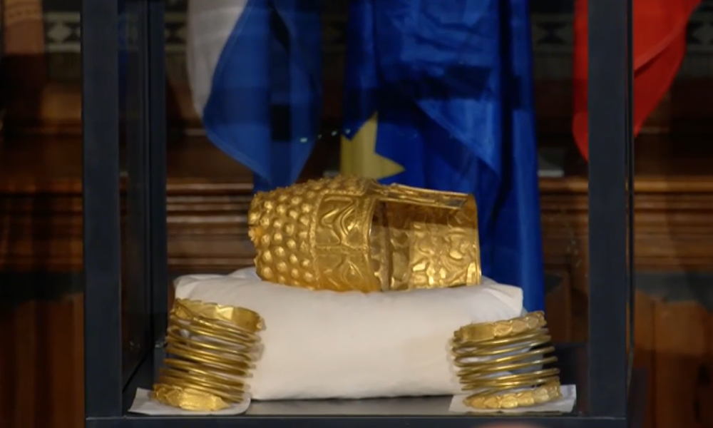 UPDATE Coiful de aur de la Coțofenești, prezentat publicului după recuperare. Returnăm 5,8 milioane de euro