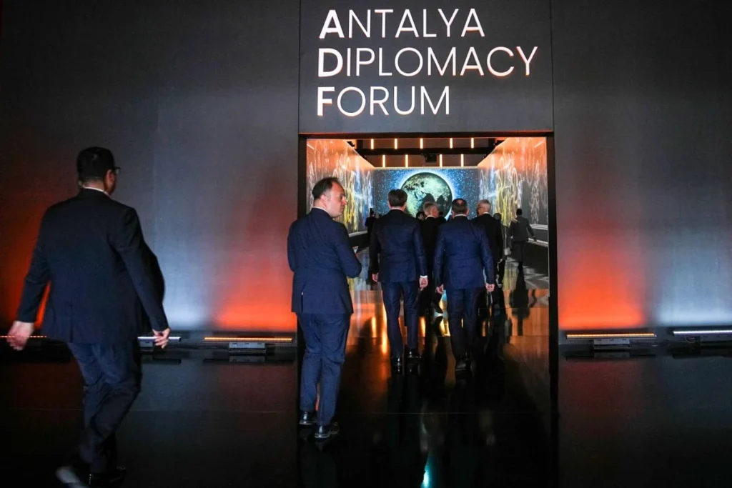 În scopul afirmării rolului în Regiunea Mării Negre… România a uitat să participe la Antalya Diplomacy Forum