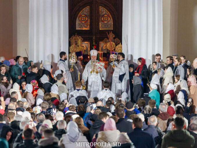 Focul Haric la Chișinău sau când lumina divină devine demonstrație de putere