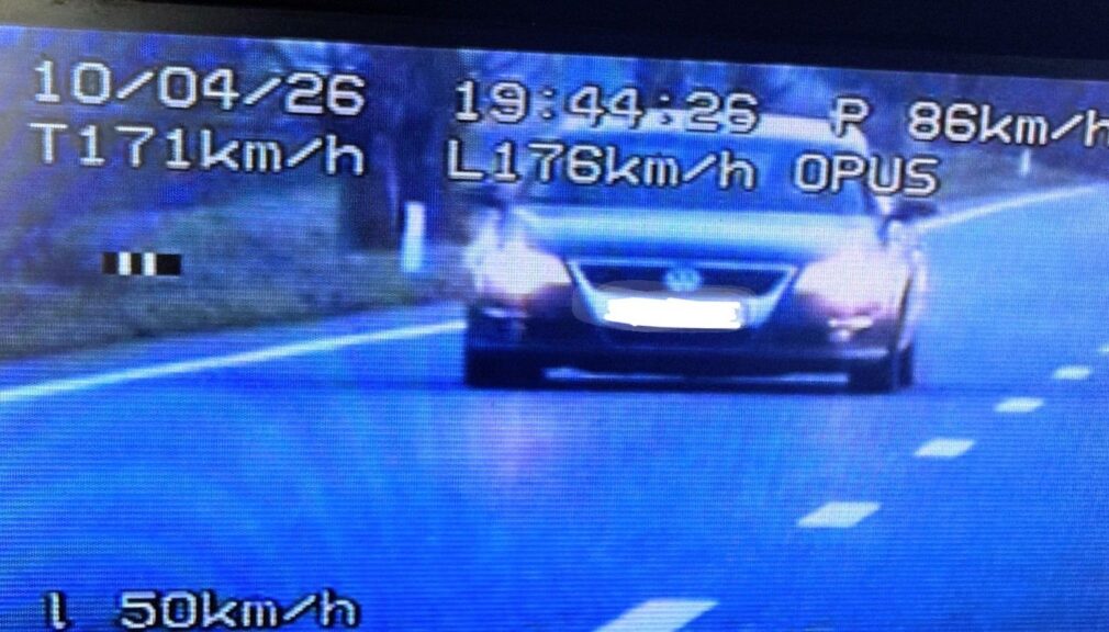 Fast and furious pentru a nu se arde cozonacii. Prinsă cu 176 de km/h pe un drum național