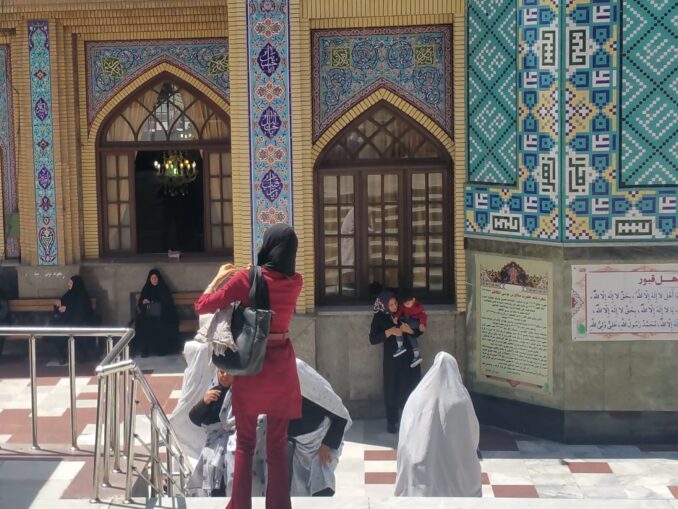 La taifas cu sfinții și poeții în Iran