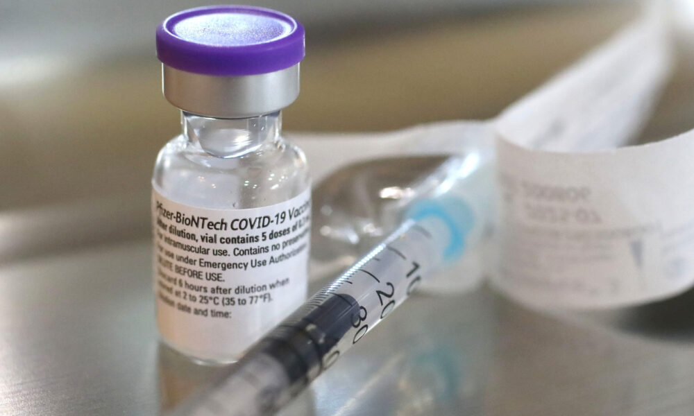 Contractul României cu Pfizer, pasat între instituții. Ministerul Sănătății a evitat luarea unei decizii