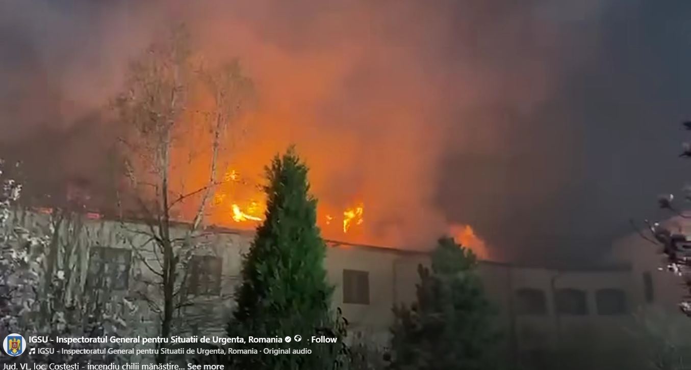 Incendiu puternic la acoperişul unor chilii ale Mănăstirii Bistriţa. Peste 100 de pompieri intervin