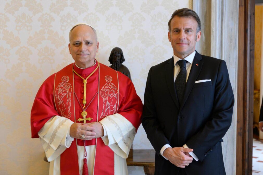 Ce cadou i-a făcut Emmanuel Macron Papei Leon al XIV-lea