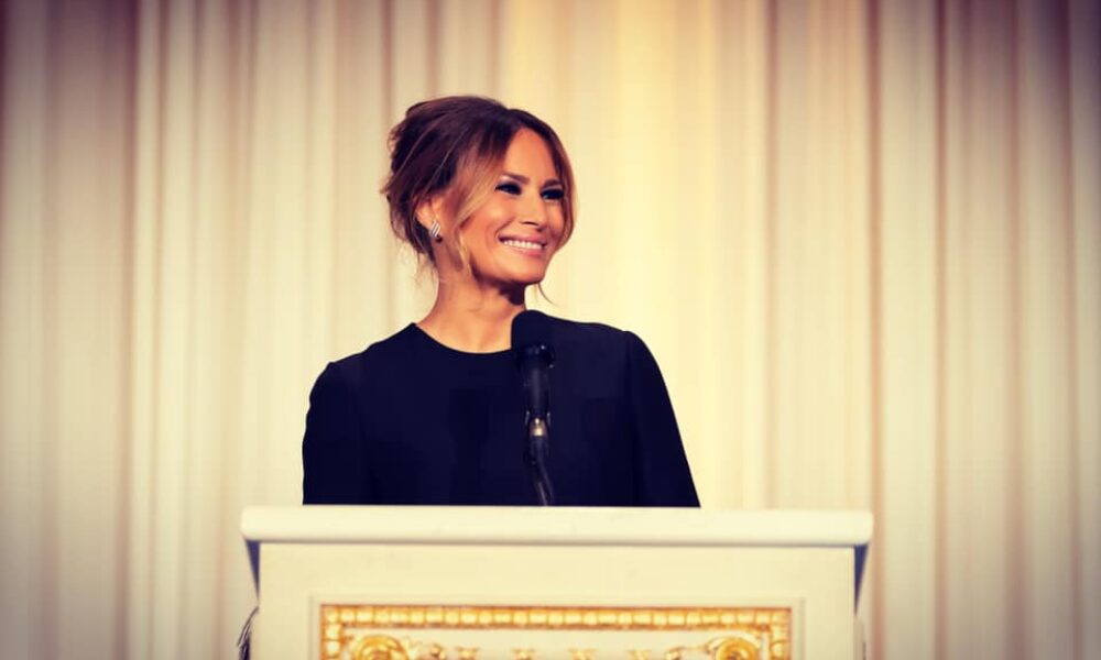VIDEO Prinsă cu minciuna. Jimmy Kimmel difuzează o fotografie cu Melania Trump și Jeffrey Epstein