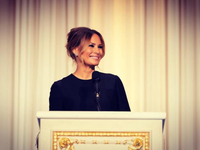 VIDEO Prinsă cu minciuna. Jimmy Kimmel difuzează o fotografie cu Melania Trump și Jeffrey Epstein